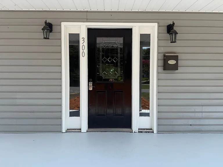 300 Railroad St — Photo 2