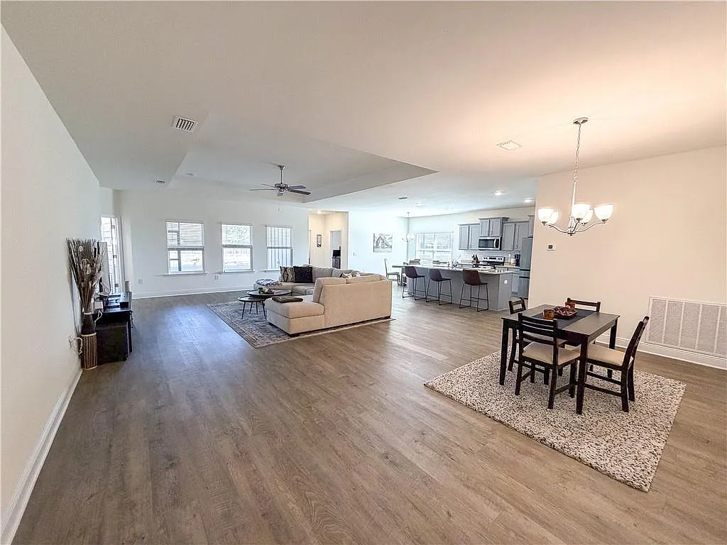 4 bed, 3.0 bath, 2304 sqft, $2,295 — Photo 3