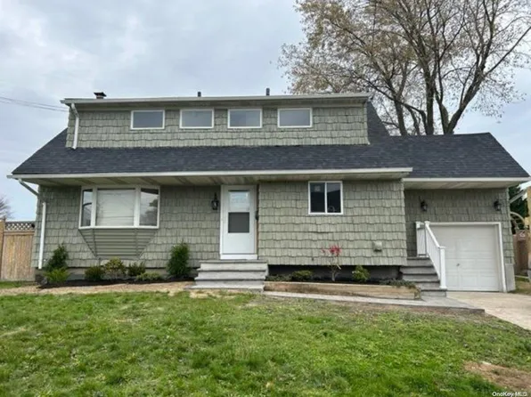 569 Everdell Avenue, West Islip, NY 11795