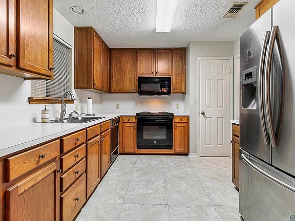 3rd image of 3104 Crossroads Dr