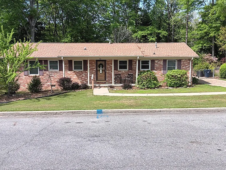 749 McKinley Ave — Photo 1