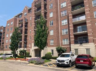 390 W Mahogany Ct UNIT 303, Palatine, IL 60067