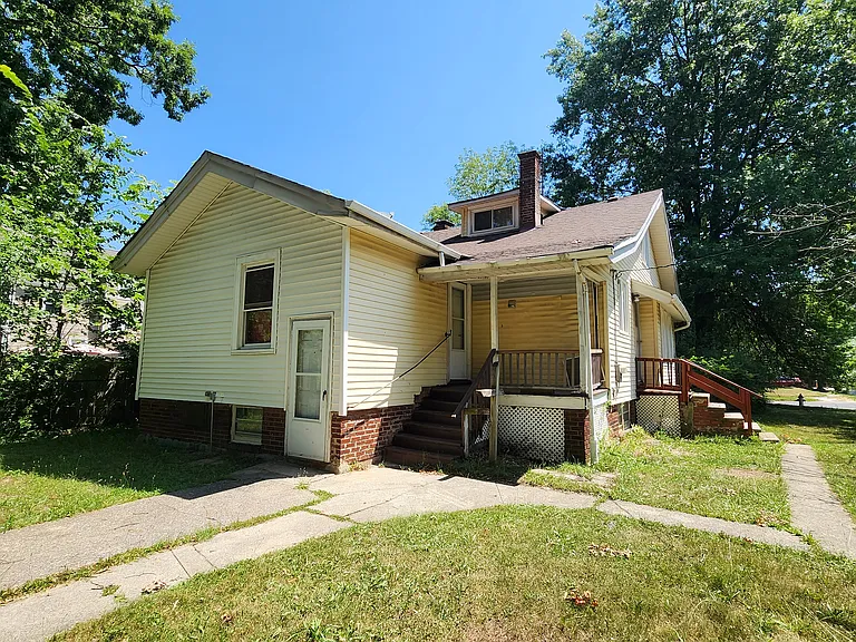 1540 Maple Rd — Photo 3