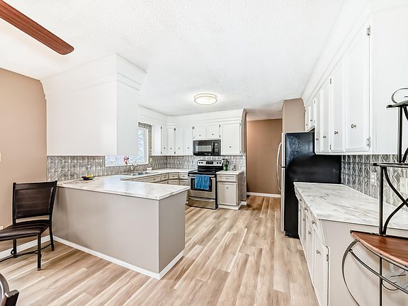 5th image of 9813 152nd St NW
