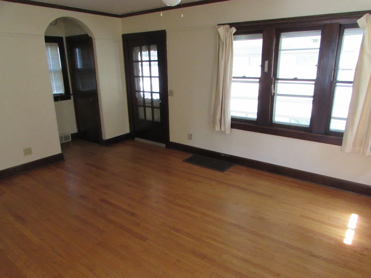 Three Bedroom House Near Brittingham Park — Photo 2