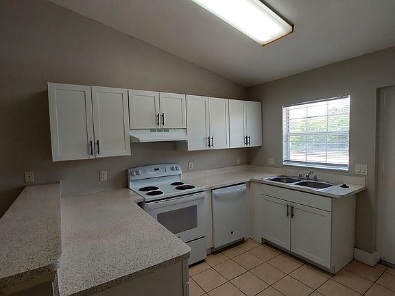 4th image of 818 W 12th St
