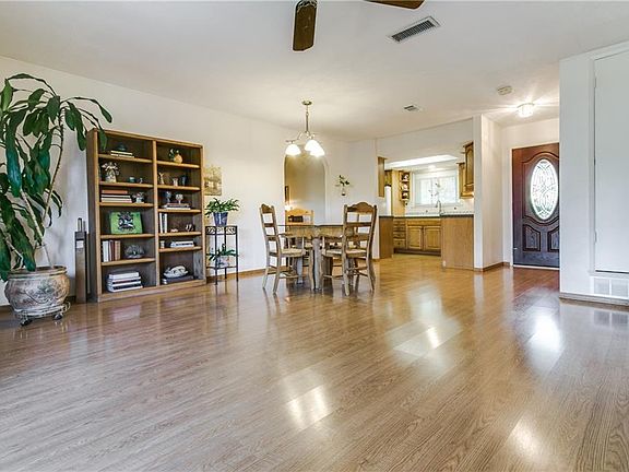 5th image of 3326 Point East Dr