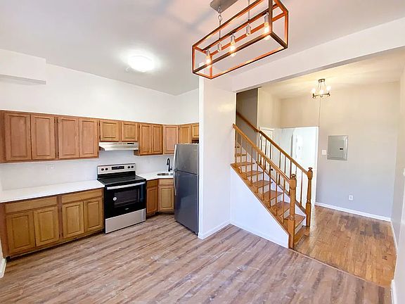 5th image of 932 Throgmorton Ave