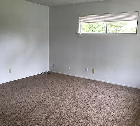 5th image of 4933 Oak Leaf Ave