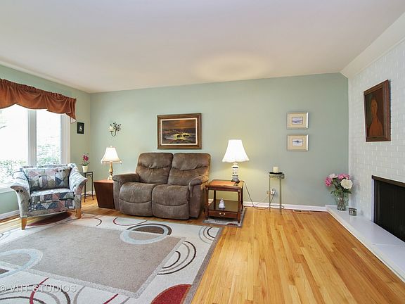 3rd image of 122 N Regency Dr E