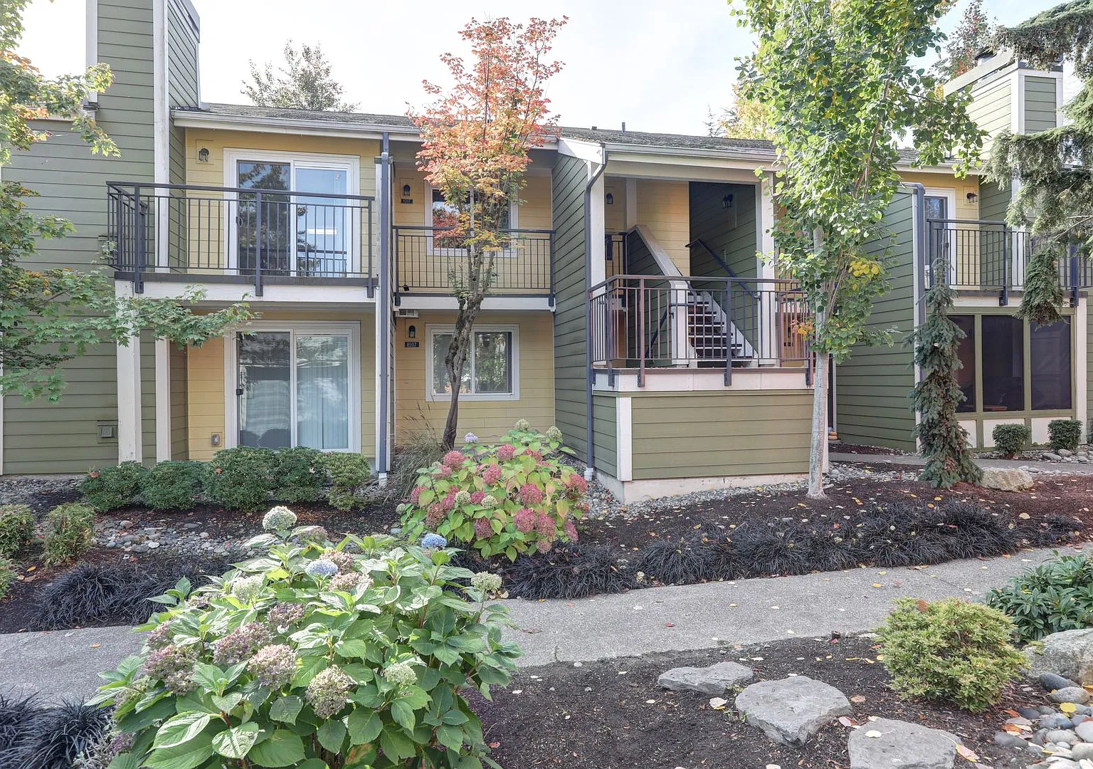 Upstairs 2-Bed Condo in Factoria with Covered Parking, Pool & Patio — Photo 1