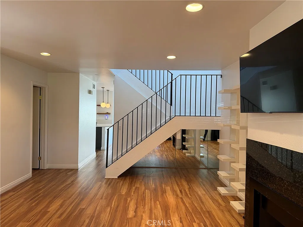 3 bed, 2.5 bath, 1412 sqft, $4,700 — Photo 2