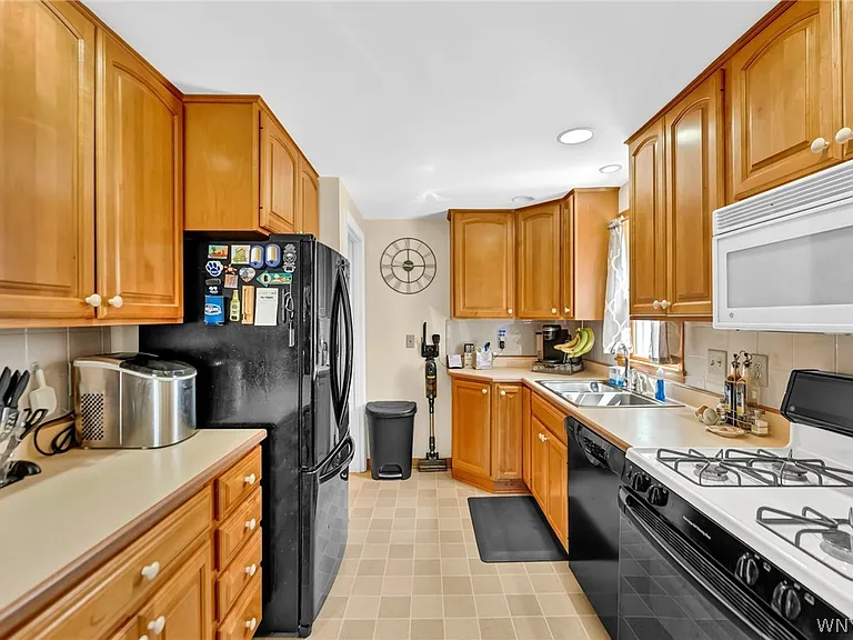 252 Royal Pkwy E — Photo 15