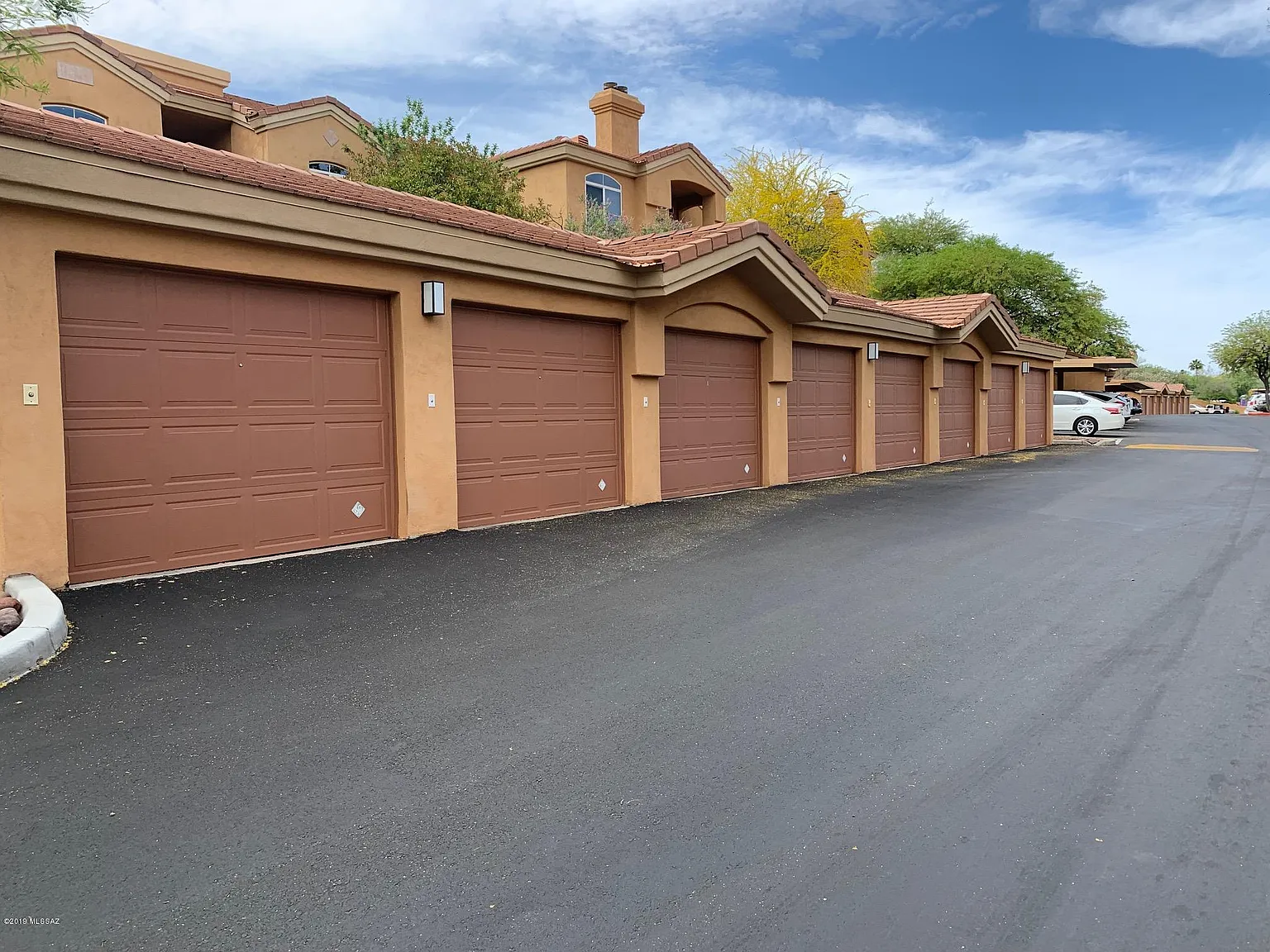 3 bed, 2.0 bath, 1271 sqft, $2,000 — Photo 3