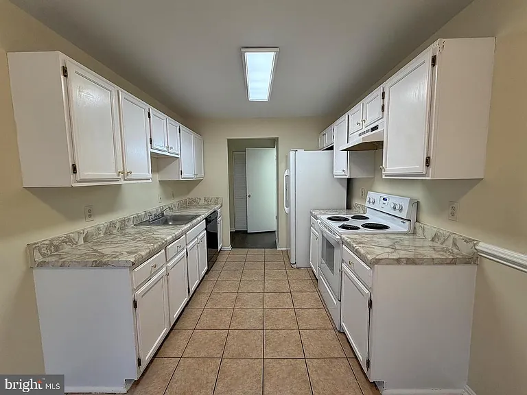 4100 Hunters Hill Cir #4100 — Photo 9