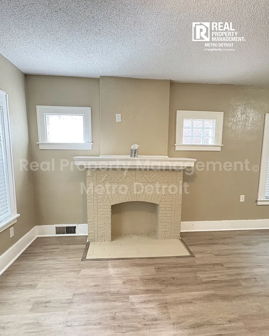 Spacious 5-Bedroom Home with Fenced Backyard in Detroit, Michigan — Photo 4
