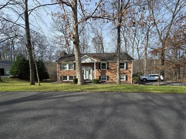 1508 Round Hill Rd, Oak Hill, WV 25901