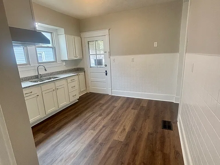 1310 Earl Ave — Photo 6