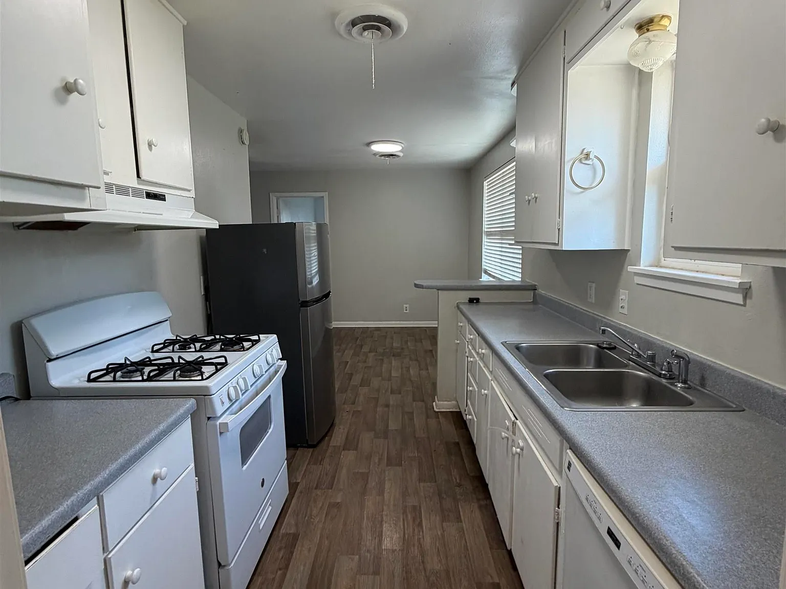 3 bed, 1.5 bath, 989 sqft, $1,450 — Photo 4