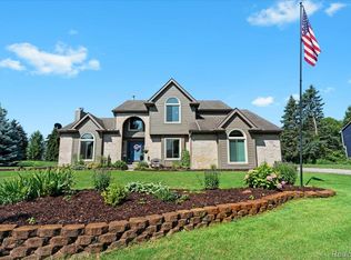 14003 Pembrooke Cir, South Lyon, MI