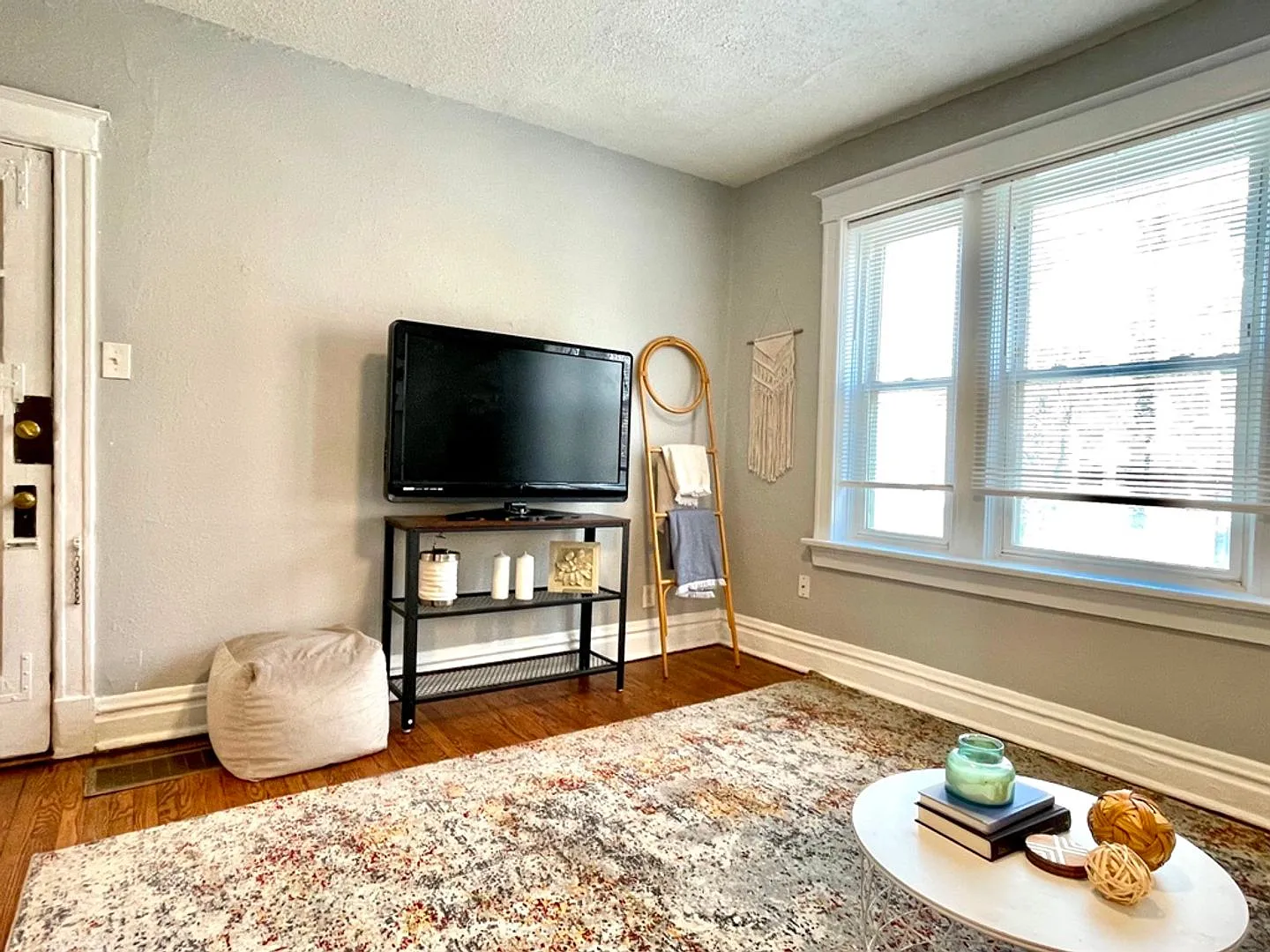 Renovated apartment in the heart of Southwest Gardens! — Photo 2