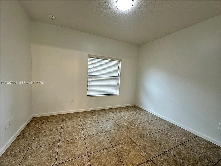 1035 NE 10th Ave #1 — Photo 12