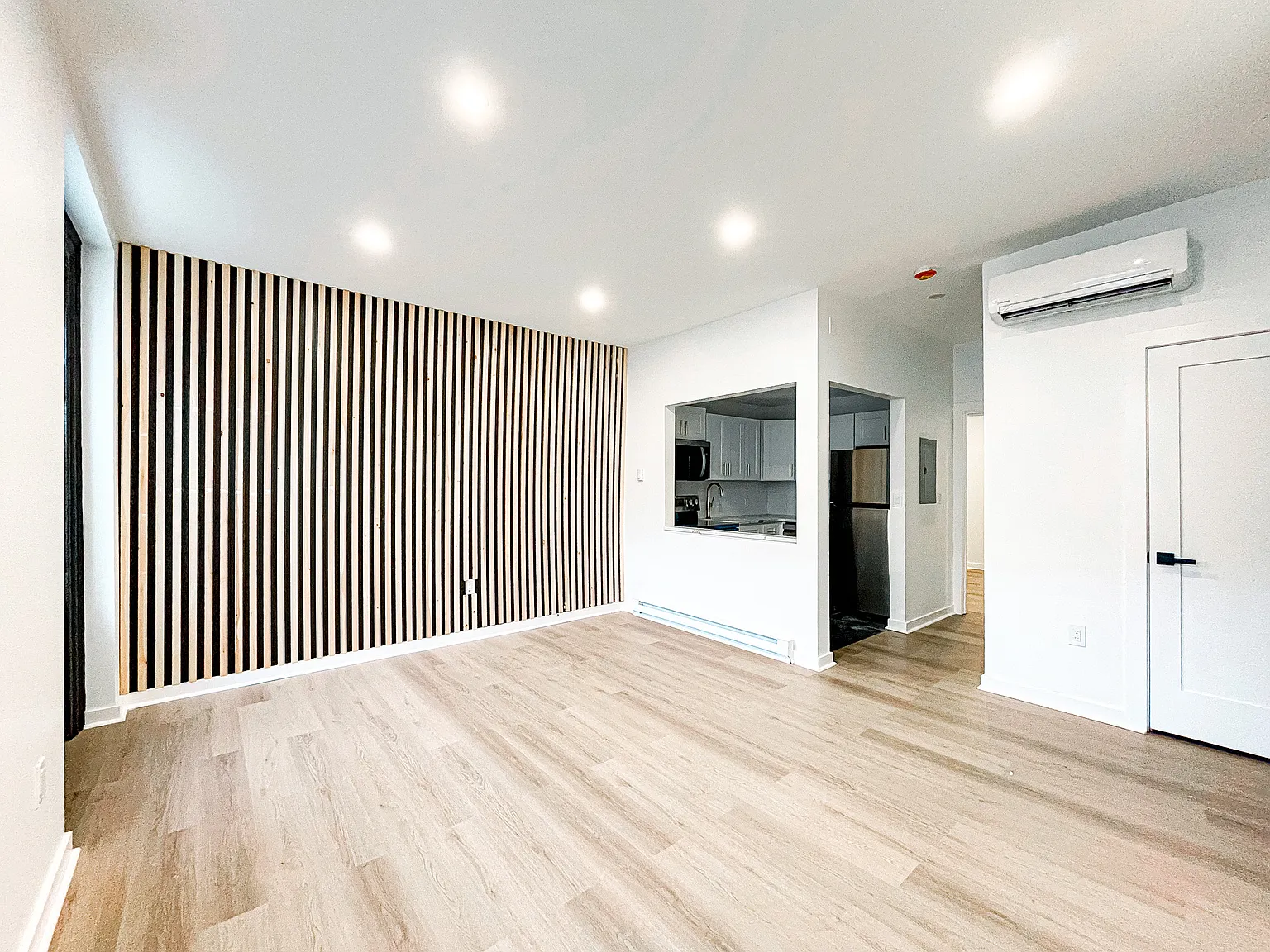 1 bed, 700 sqft, $2,083 — Photo 2