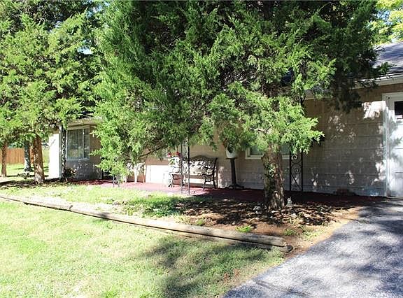4th image of 900 E 109th St