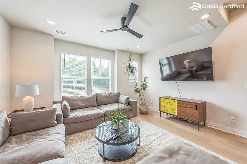 Uptown Charlotte Furnished Townhouse — Photo 4