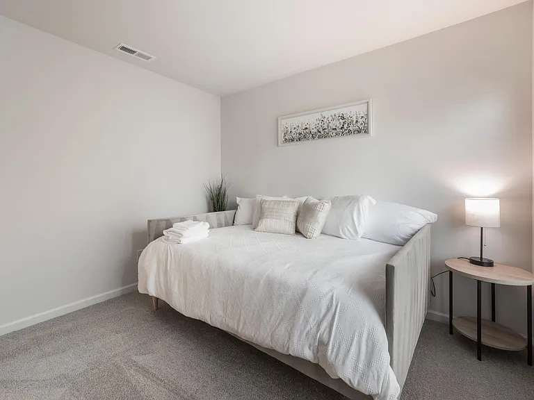 1140 Eastway Dr — Photo 25