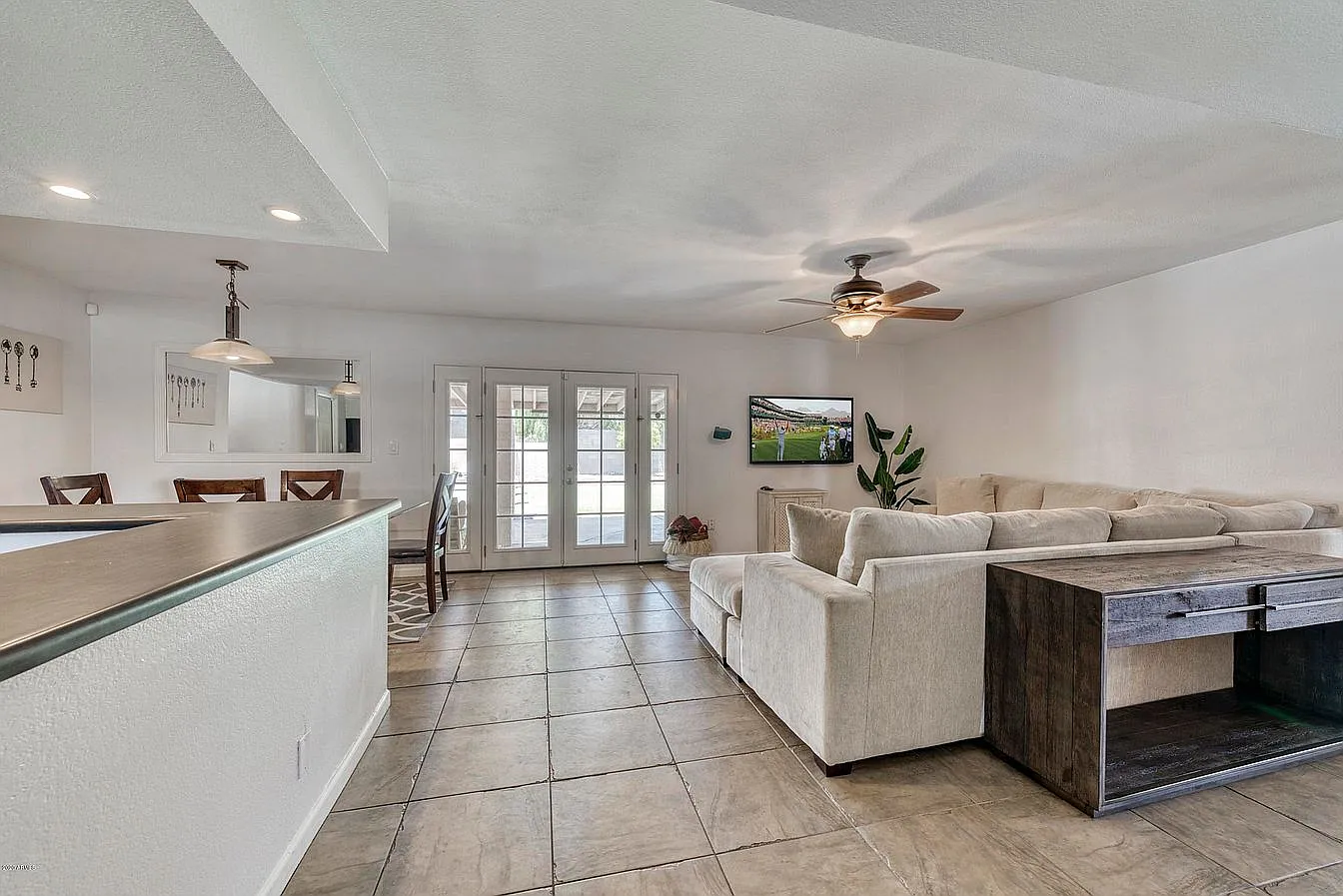 4 bed, 1853 sqft, $4,599 — Photo 4