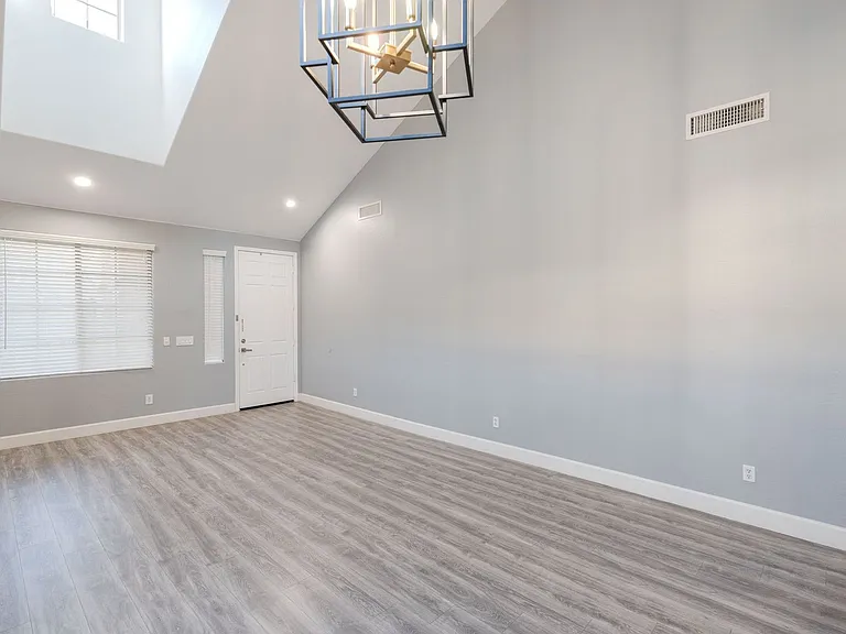 1546 E Nightingale Ln — Photo 9