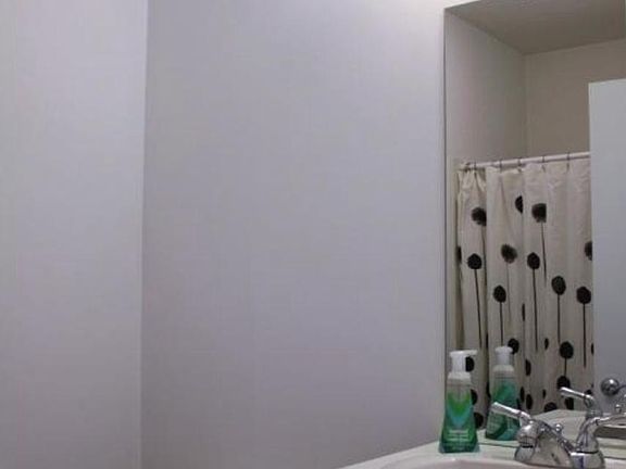 3rd image of 1542 W Glenlake Ave #3H