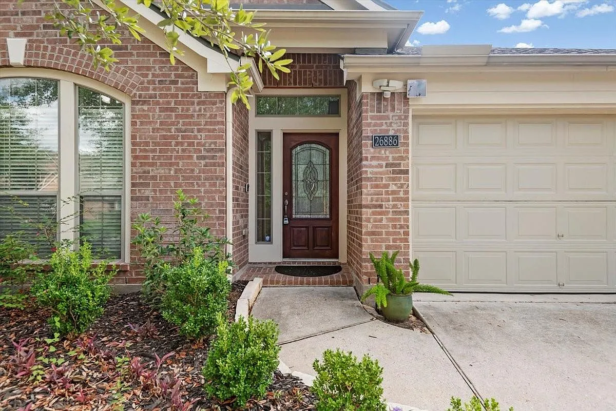 4 bed, 2.0 bath, 2215 sqft, $2,400 — Photo 3