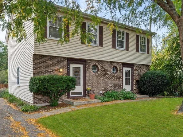 952 N Brainard St, Naperville, IL 60563