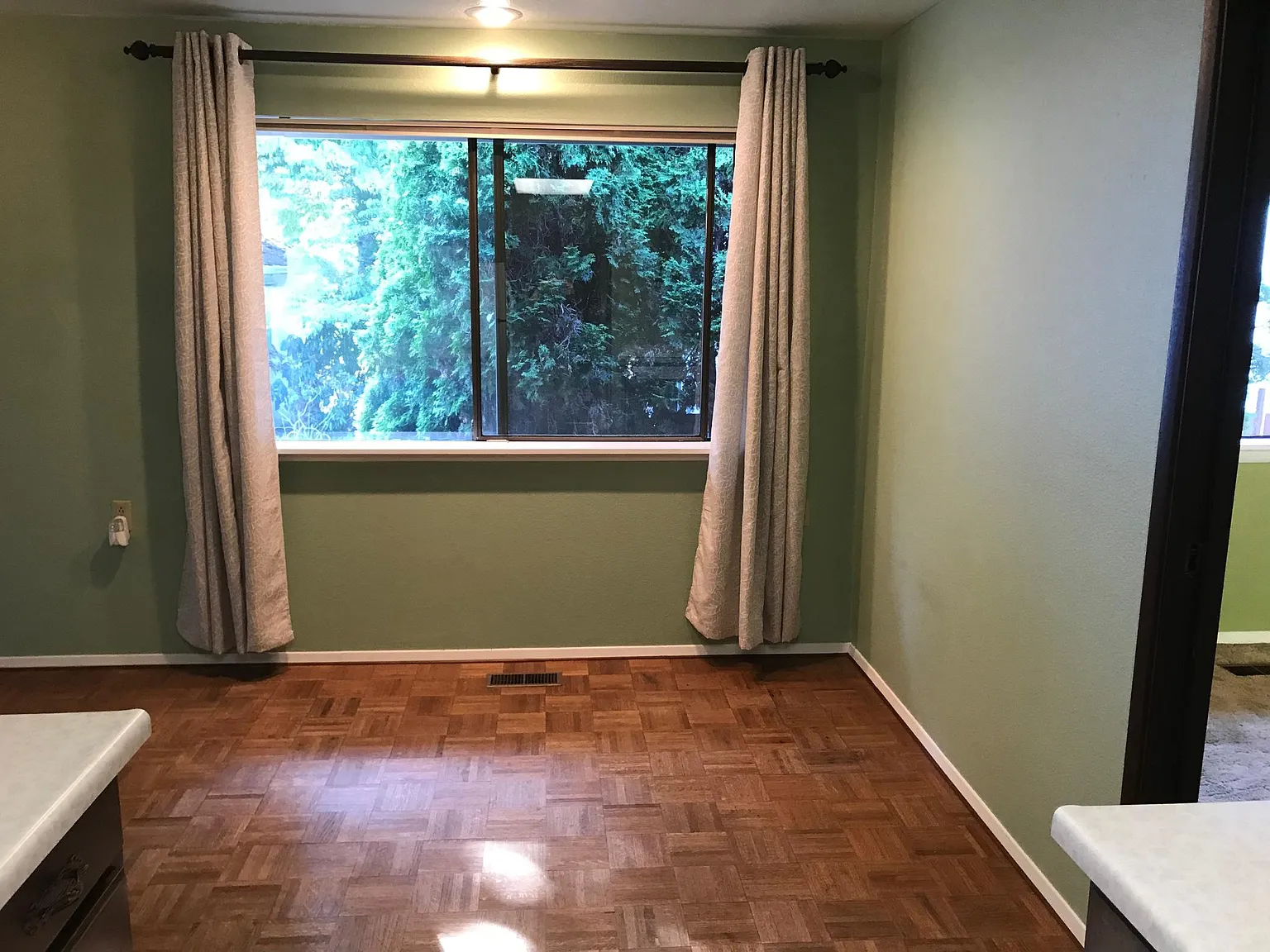 4 bed, 2220 sqft, $4,950 — Photo 4