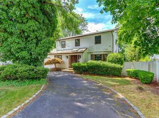 23 Dix Cir, Dix Hills, NY 11746