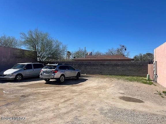 2nd image of 3557 E Blacklidge Dr