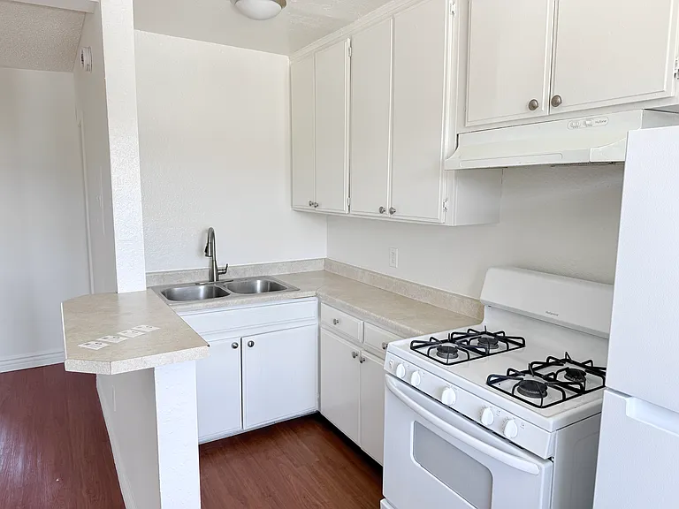 7355 Woodley Ave #8 — Photo 9