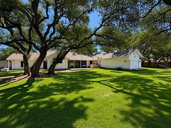 3rd image of 2804 Live Oak St