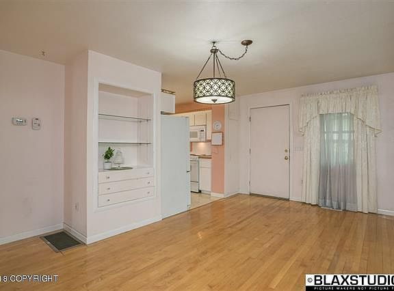 4th image of 3590 Lakeview Dr