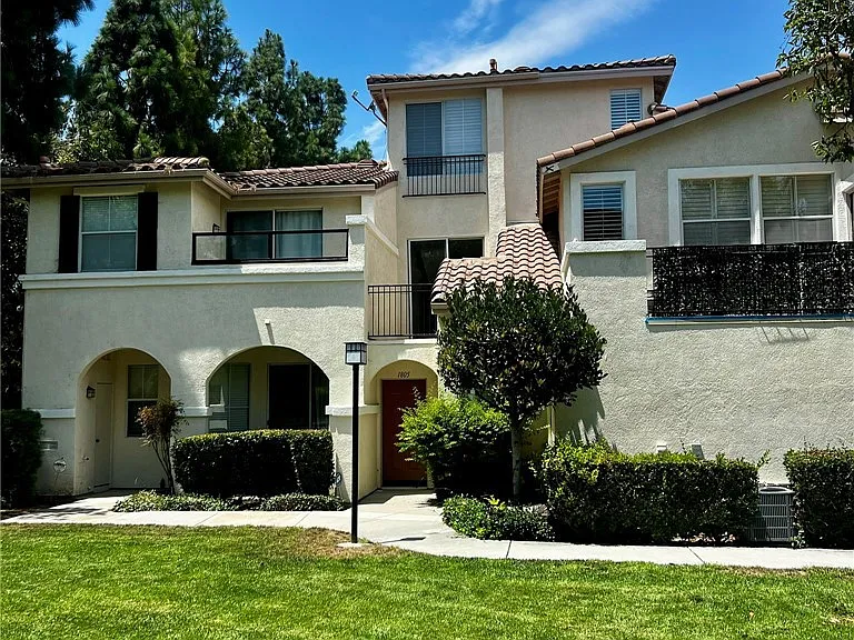1805 Crescent Oak — Photo 1