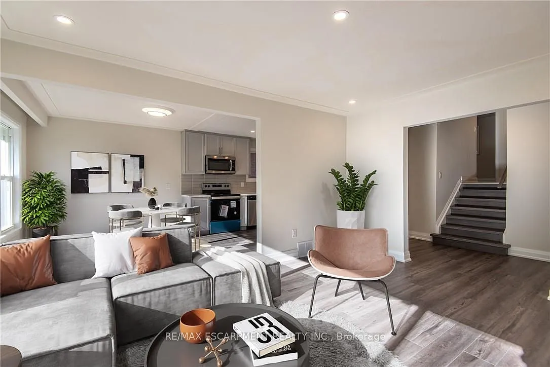 3 bed, $2,395 — Photo 2