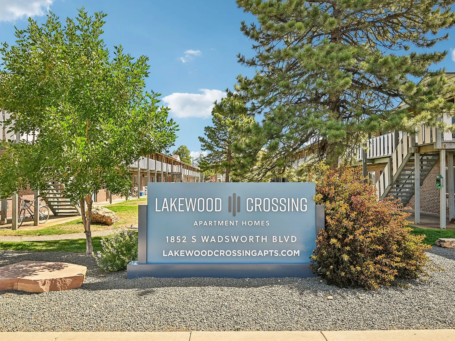Lakewood Crossing — Photo 1