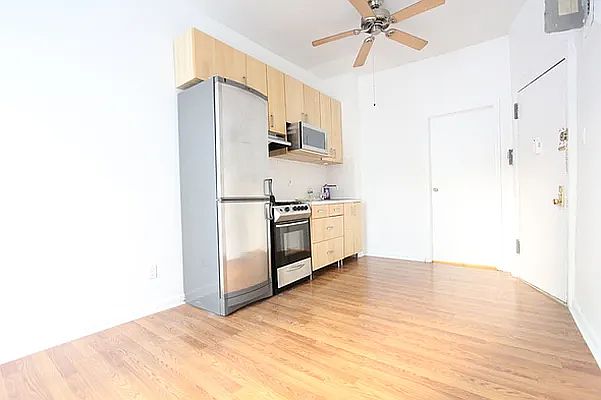 2nd image of 224 E 95th St APT 1A