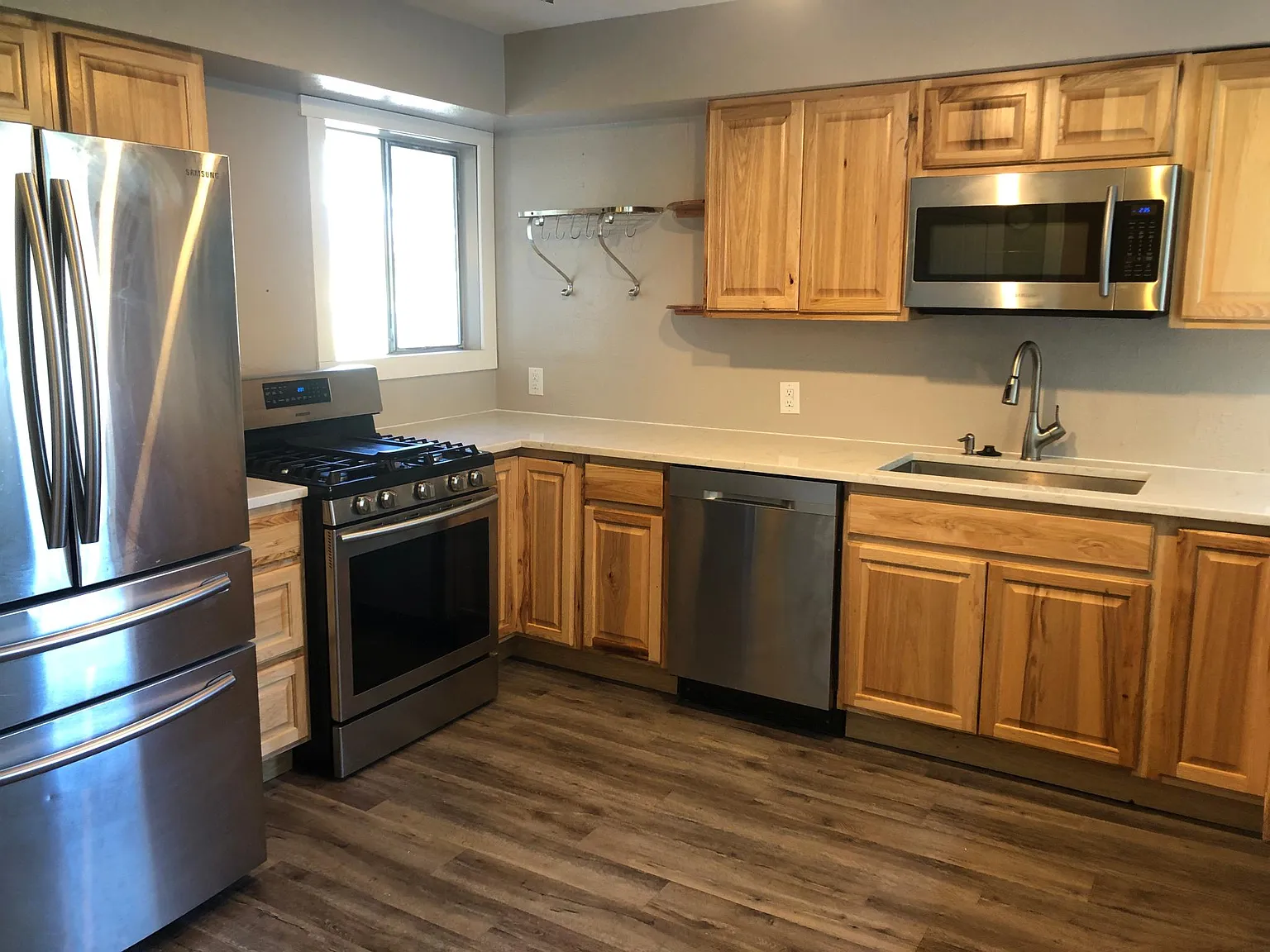 3 bed, 2.5 bath, 2044 sqft, $2,550 — Photo 2