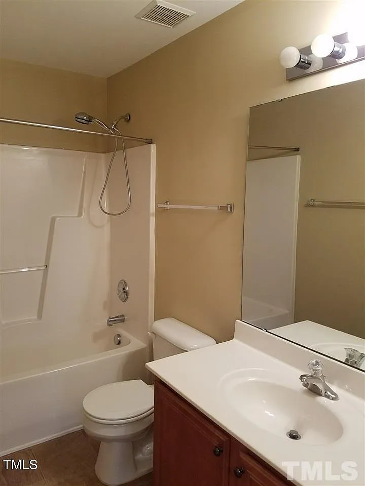 3 bed, 2.5 bath, 1898 sqft, $2,200 — Photo 2