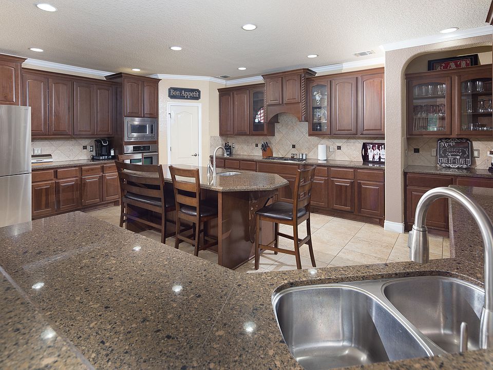 1st image of 102 Evans Oak Ln
