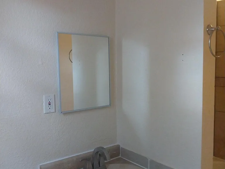 410 E Lohman Ave — Photo 16