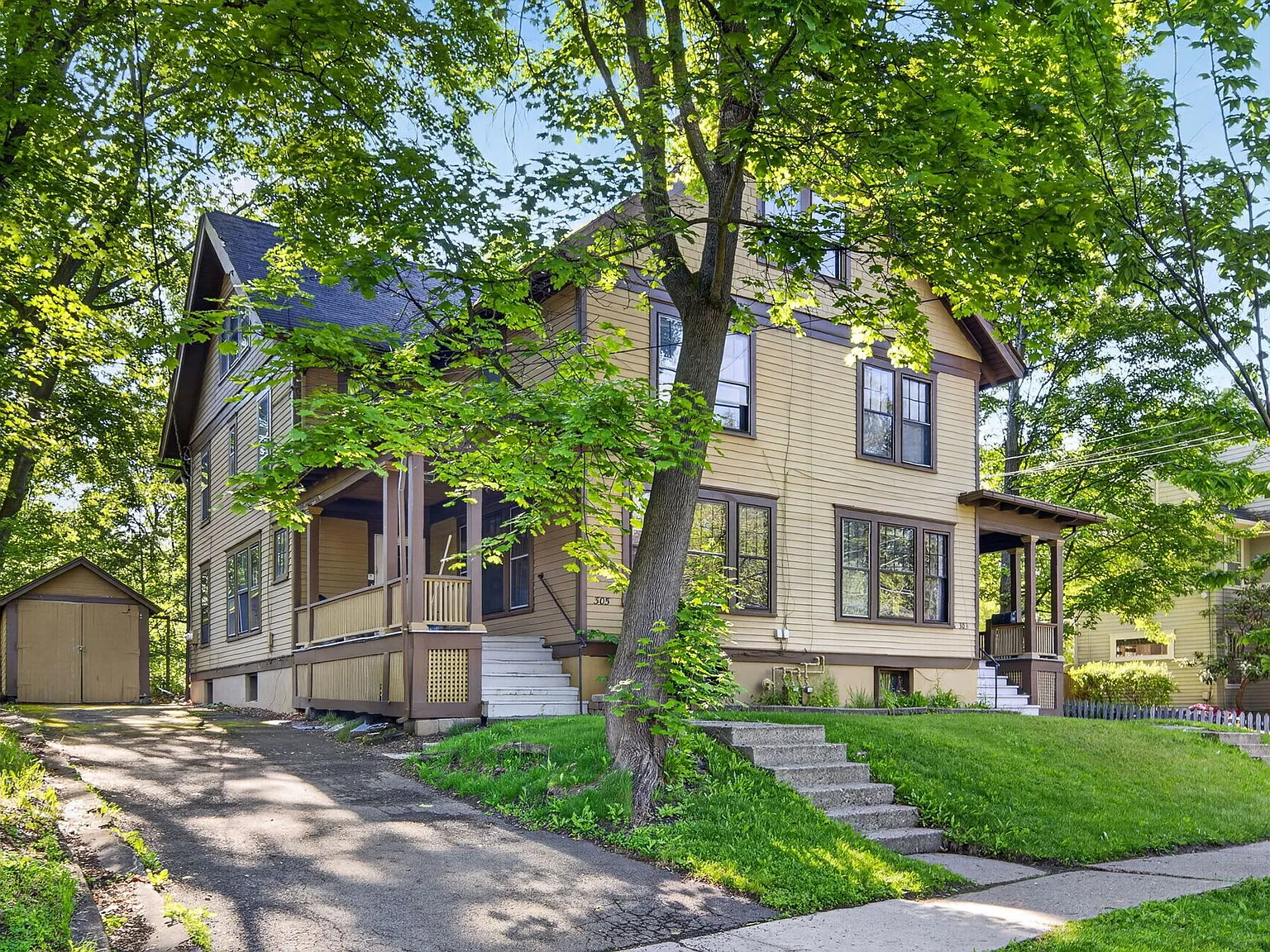 Walk to campus from this furnished 4 bedroom duplex! — Photo 1